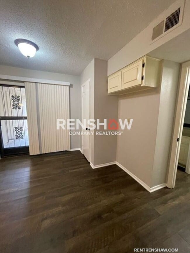 Building Photo - Unique 3 Bed / 2.5 Bath Condo - Move in Re...