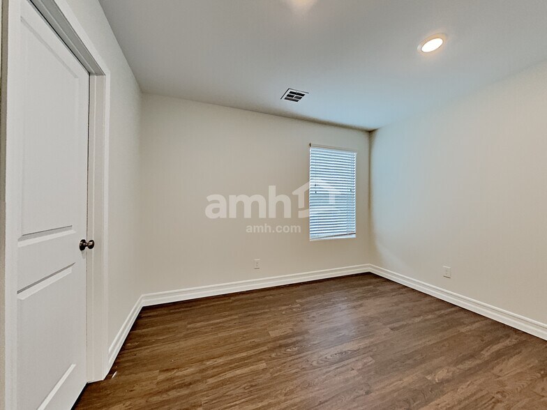 Building Photo - 6138 W Haleh Ave