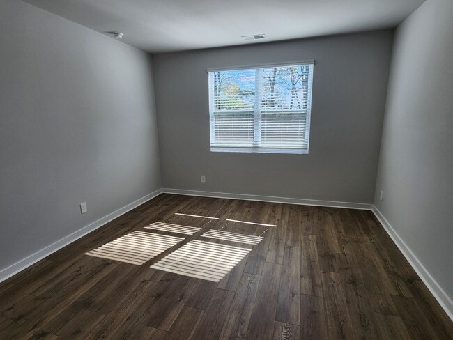 Building Photo - Stunning unit in 55+ community