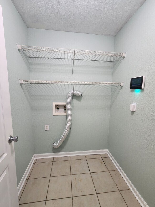 Building Photo - $400 Move In Discount! Comfortable 3-Bedroom Home with Open Layout