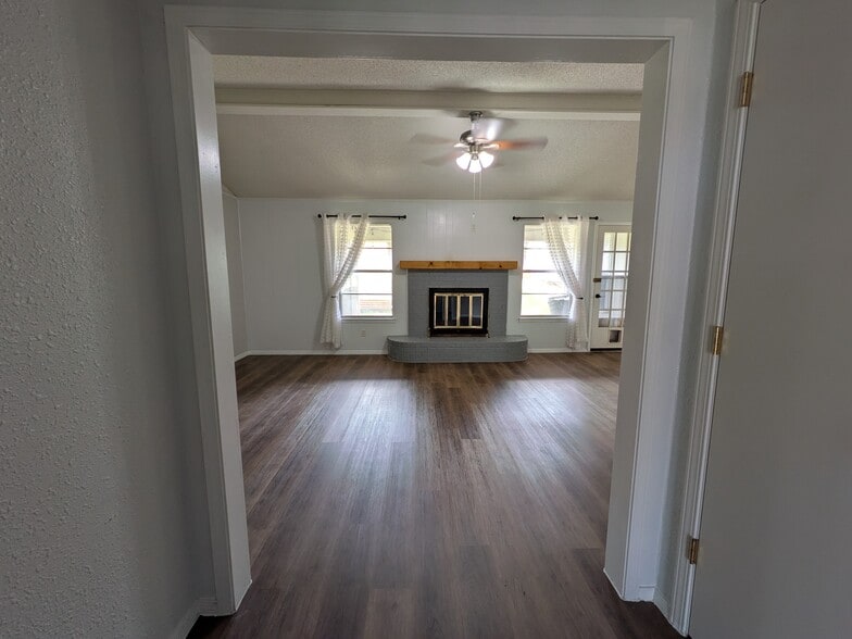 Building Photo - 2305 Stockbridge Ct