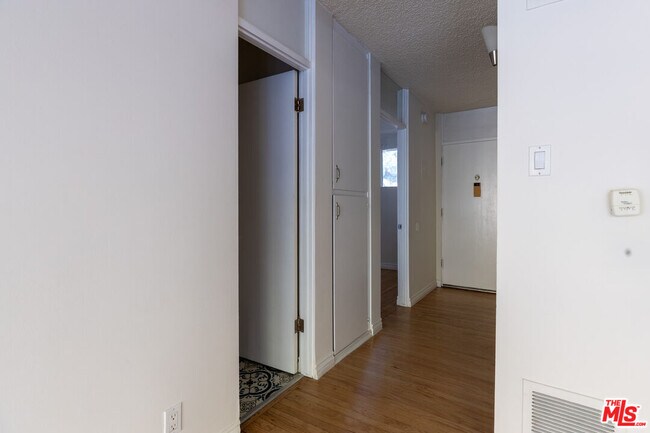 Building Photo - 11133 Rose Ave
