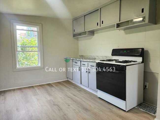 Primary Photo - 149 Rhodes Ave