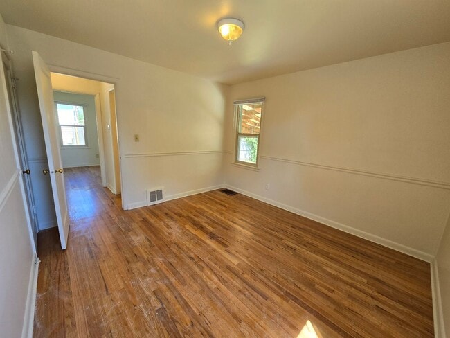 Building Photo - Beautiful North Side Home! Available Now!