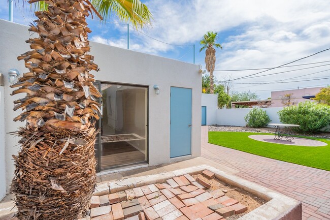 Building Photo - 2316 E 4th St