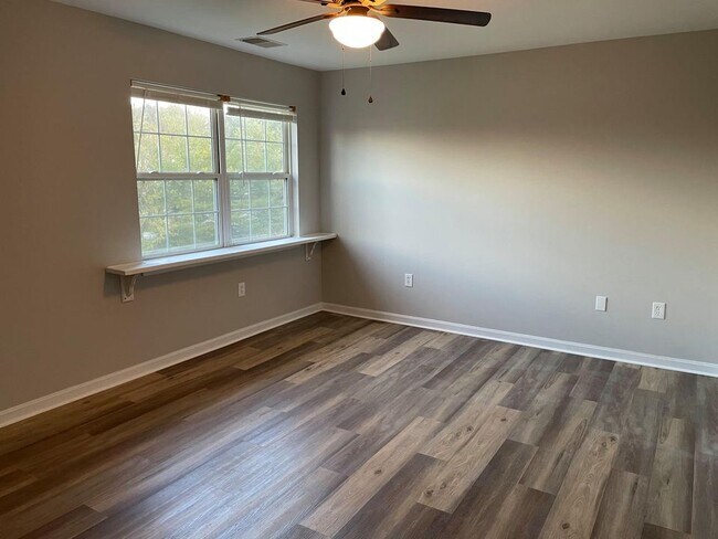 Master bedroom - 145 Laurel Ct