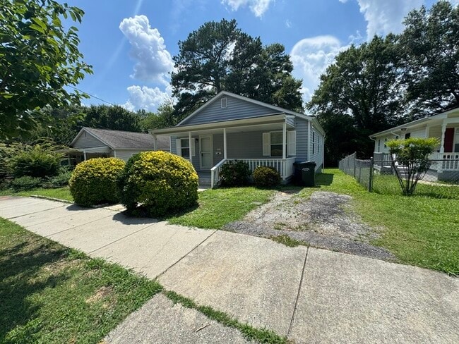 Primary Photo - Adorable 3 bed 2 Bath SFH! Big Back yard a...
