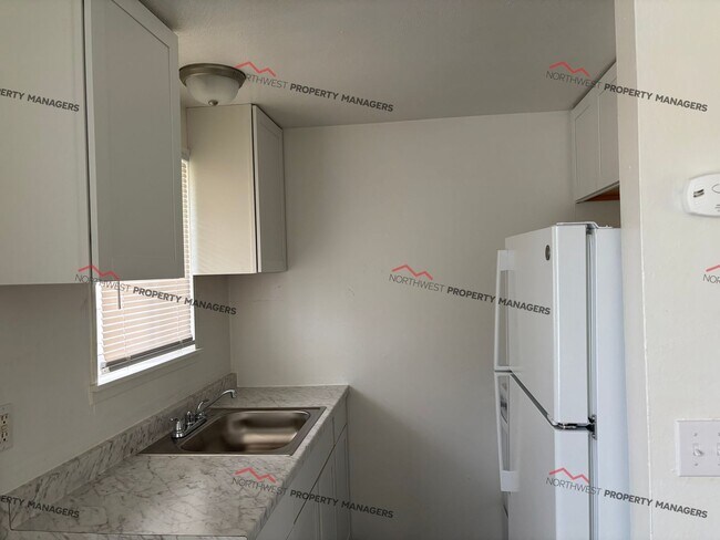 Building Photo - R72B