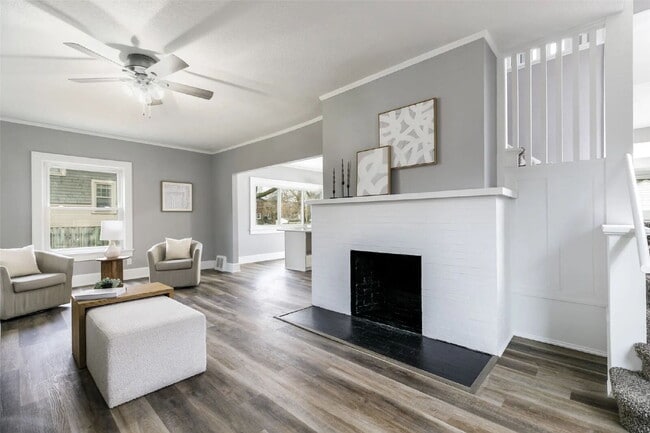 Building Photo - 3 bedroom / 2 bathroom home with Fenced Ba...