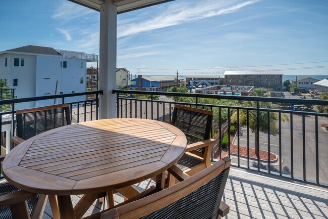 Building Photo - OFF-SEASON FURNISHED BEACH HOUSE AVAILABLE THRU BEGINNING OF APRIL