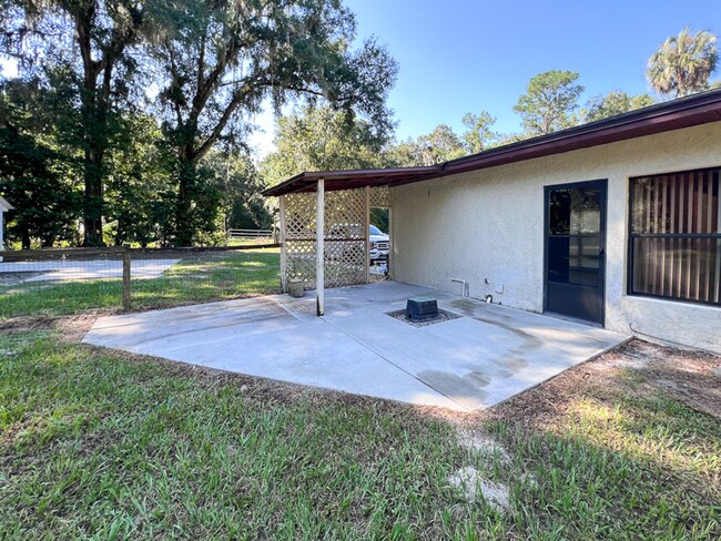 Building Photo - 3BR/2BA on 2 Acres in Micanopy