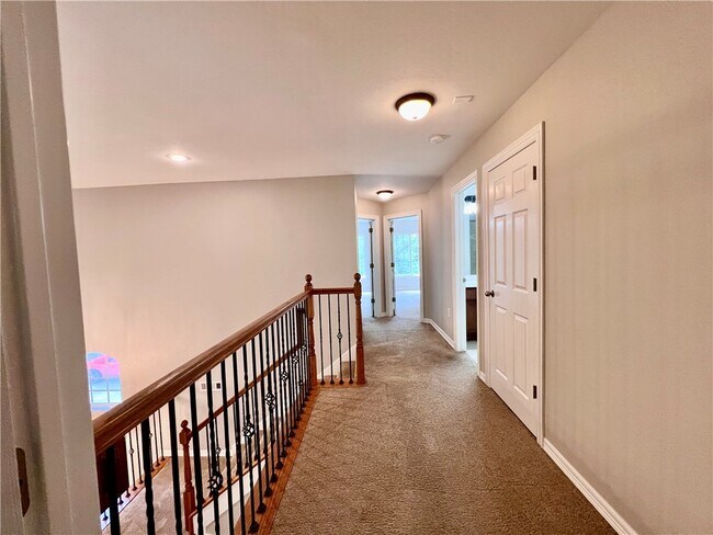 Building Photo - 564 S Pierremont Dr