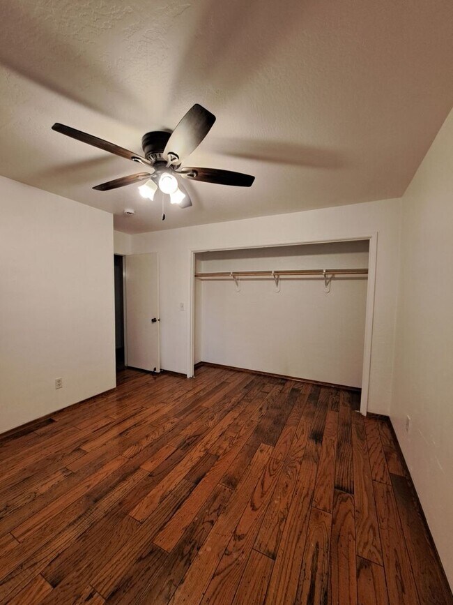 Building Photo - MOVE IN SPECIAL: Half OFF the 1st Month's ...
