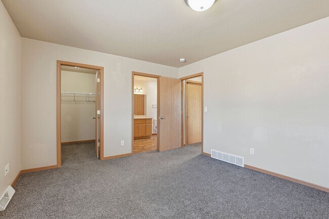 Building Photo - 912/914 Hartzheim Drive