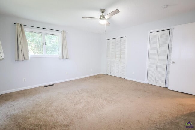 Building Photo - 205 Lake Placid Dr