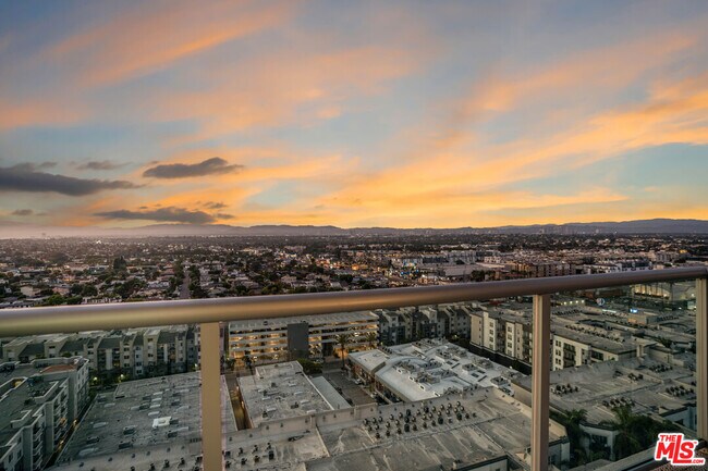 Building Photo - 13700 Marina Pointe Dr