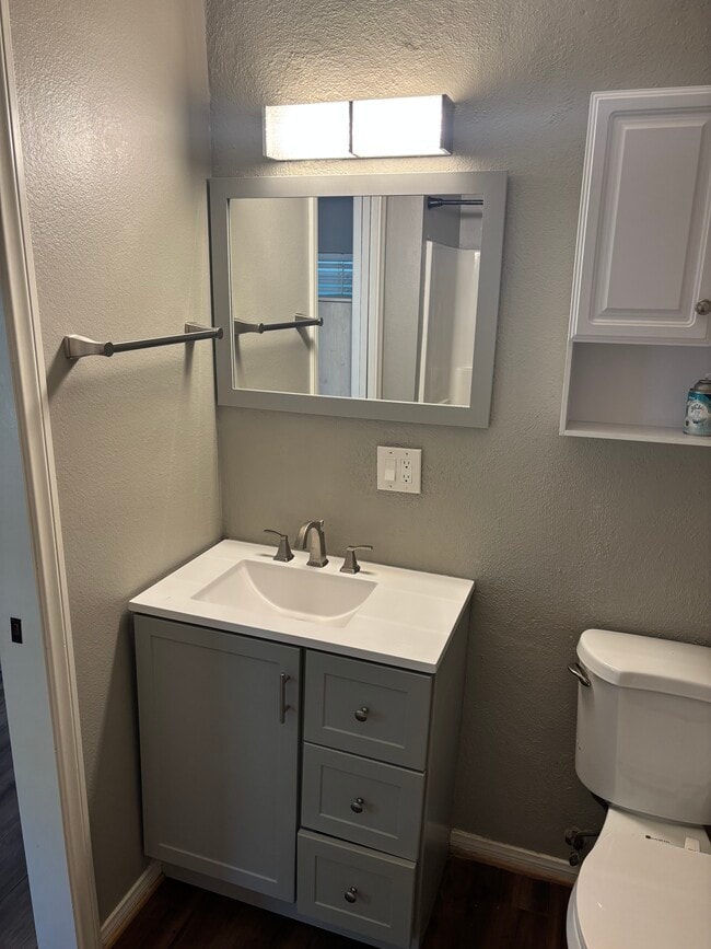 Building Photo - 1042 5th St