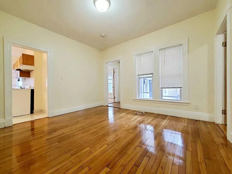 Building Photo - 120 Beacon St