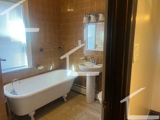 Building Photo - Spacious 1-Bedroom with Washer/Dryer in Unit!