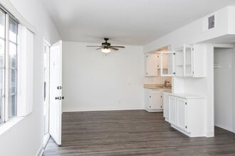 Building Photo - 620 W Wilson Ave