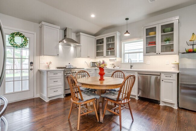 Building Photo - Pristine 2 Bed, 1 Bath Home for Rent in the Cultural District- 76107