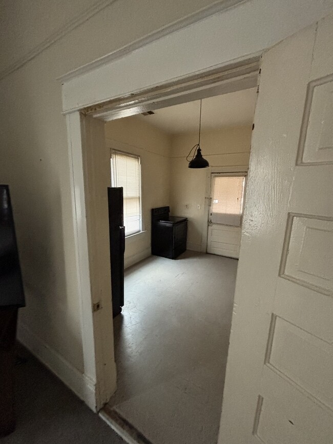 Building Photo - Spacious One Bedroom!