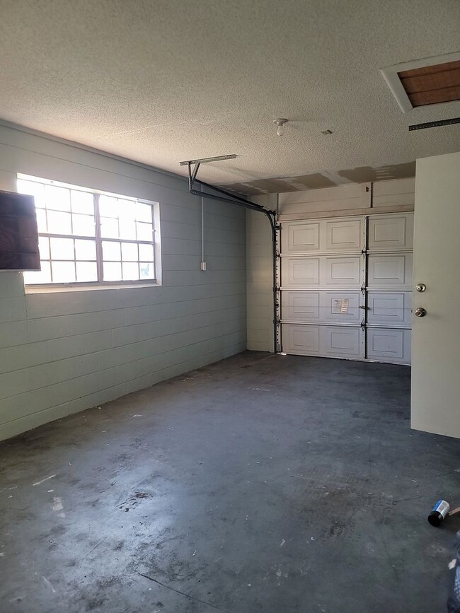 Building Photo - 3 Bedroom 1 Bath available in Marion Oaks