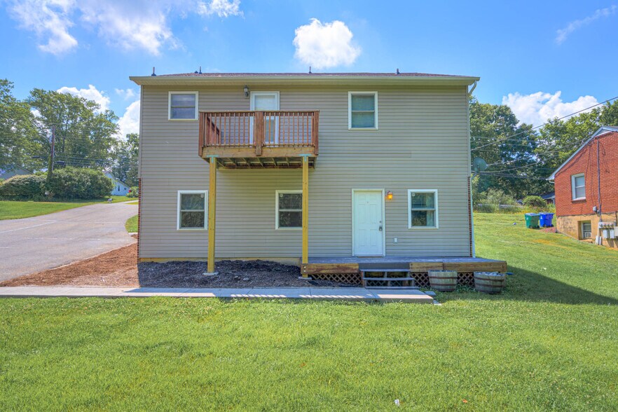 Building Photo - 909 Giles Rd