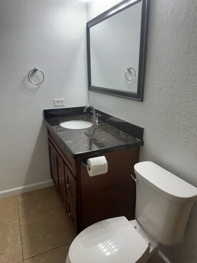 Building Photo - Mesa Tempe border 2 bedroom rental