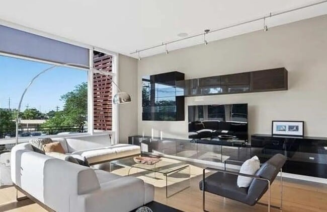 Building Photo - Gorgeous Luxury Townhome