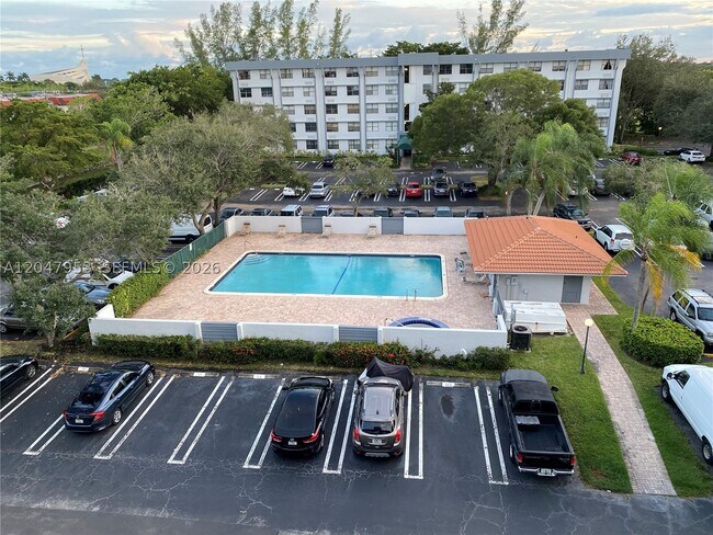 Building Photo - 2501 Riverside Dr