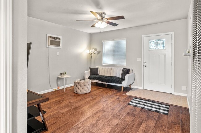 Building Photo - Fully Updated 2/1-Directly Across From 20th St Park- Available Now*** One Room Lease take over***