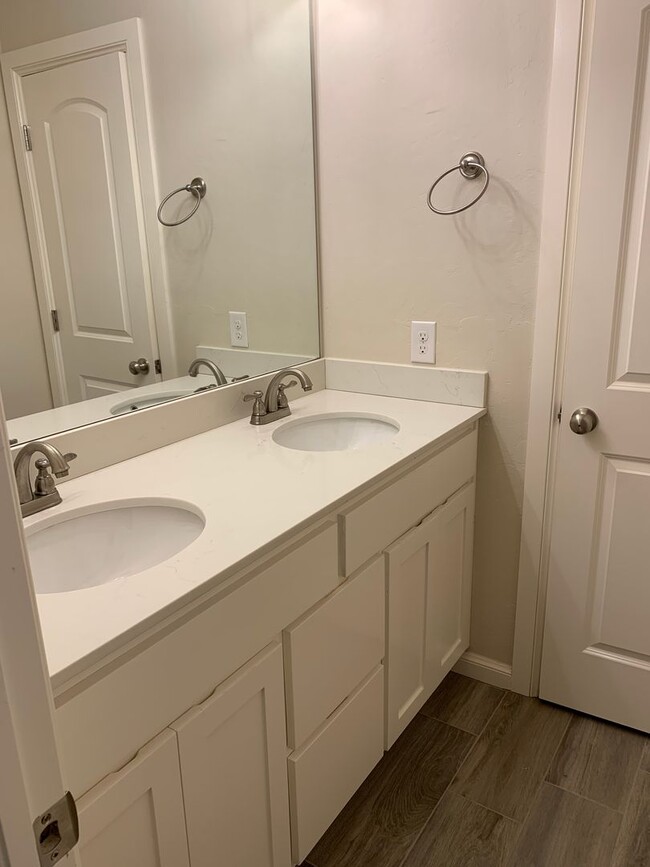 Building Photo - 3 bed, 2.5 bath home in the Enclave