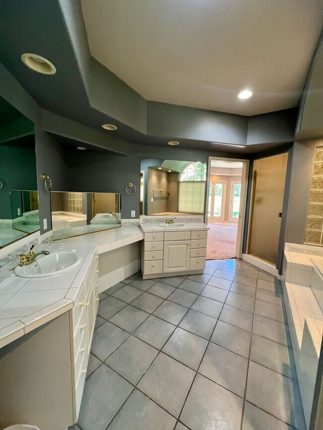 Building Photo - Beautiful 3-Bed 3-Bath home on Semiahmoo G...