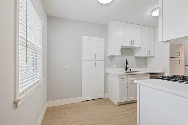 Building Photo - Recently Renovated One Bedroom Walk-Up wit...