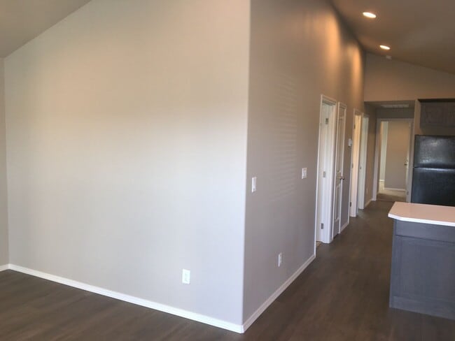 Building Photo - 3 Bedroom / 2 Bathroom Home in SW Redmond