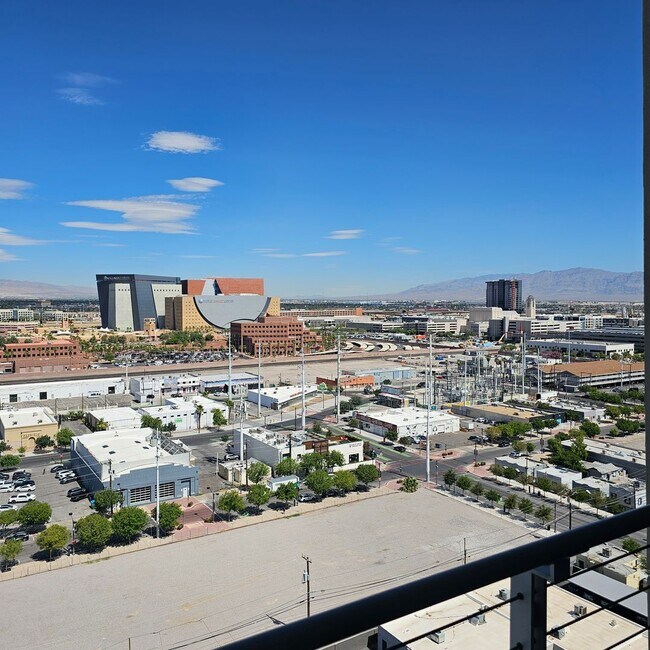 Building Photo - High Rise condo in the heart of the Arts D...