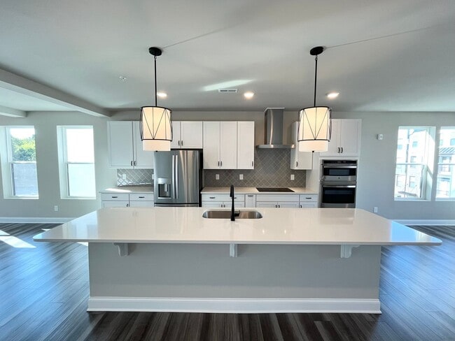 Building Photo - **OFFERING FIRST MONTH'S RENT FREE, $200 MOVE IN PROMOTION & REFUNDABLE APPLICATION FEES** New Co...