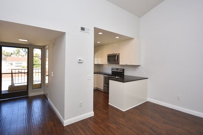 Building Photo - Cozy Upstairs Unit with Greenbelt View!