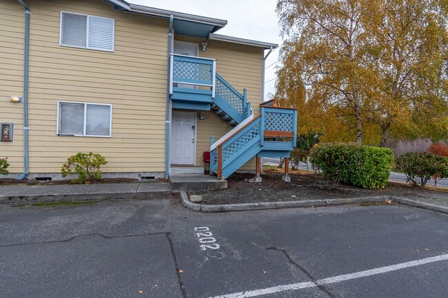 Building Photo - Second Story 2 bed 2 bath condo