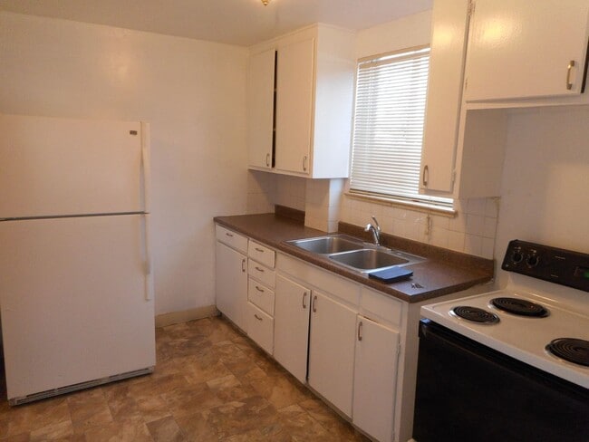 Building Photo - Cozy 2 Bed, 1 Bath just one block off Broadway