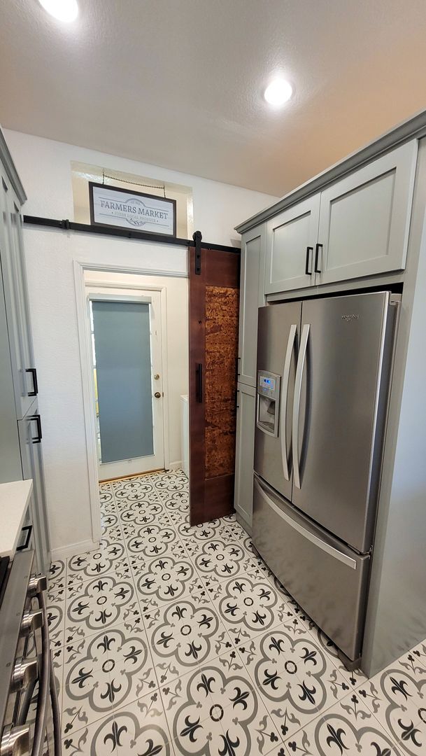 Building Photo - Downstairs 2 Bed 2 Bath Condo in Gated Community!