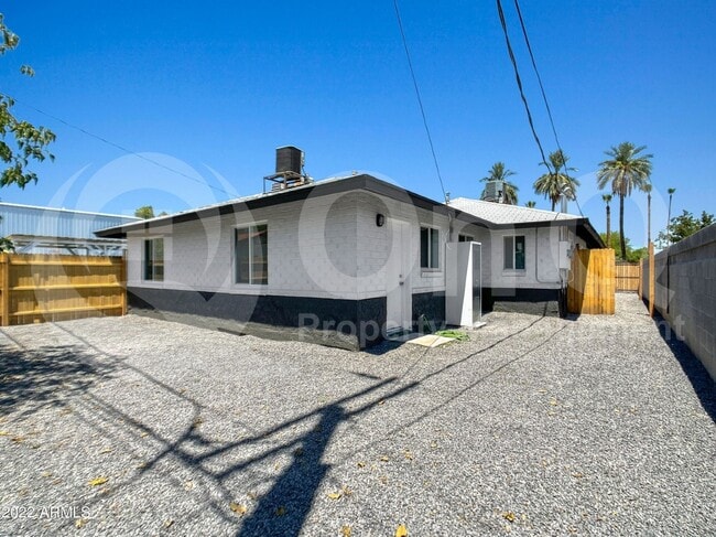 Primary Photo - 2109 W Hayward Ave