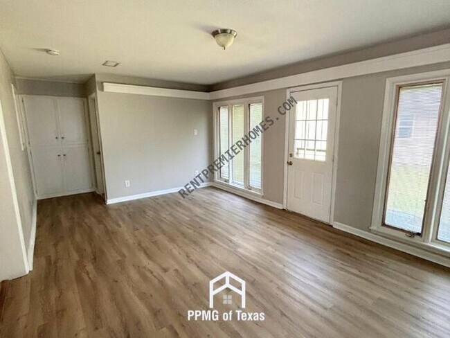 Building Photo - 1000 Lessel Dr