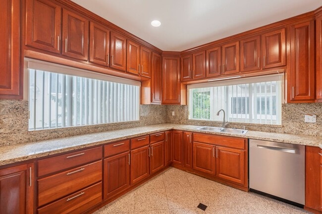 Building Photo - Spacious and Quiet Hawthorne Home!