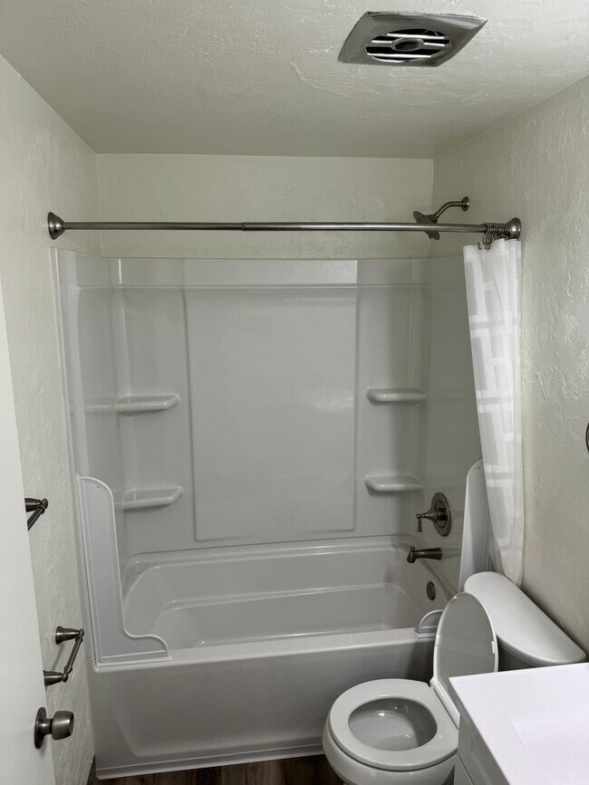 Building Photo - Updated 2 bedroom 1.5 bathroom duplex!