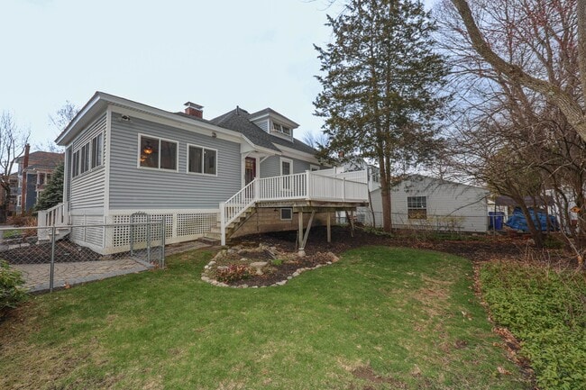 Building Photo - 749 Maple St