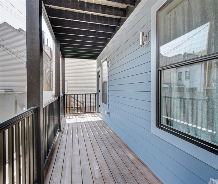 Building Photo - 90 Border St