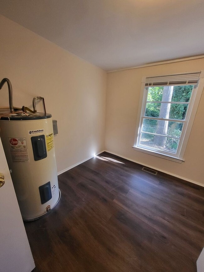 Building Photo - Charming Cottage on the Eastside Available Now