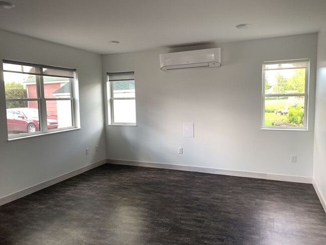 Building Photo - AVAILABLE JUNE - New Construction 3 Bed, 2 Bath Home....Perfect Location!